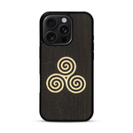Coque de protection en bois véritable fabriquée en France pour  alliant du chêne fumé et du bambou et doré représentant un triskell
