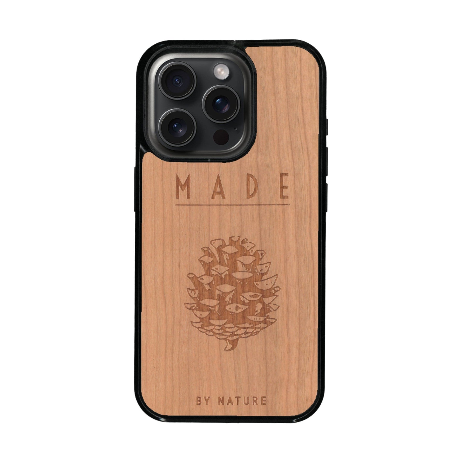 Coque de protection en bois véritable fabriquée en France pour iPhone 16 Pro Max sur le thème de la nature et des arbres avec une gravure représentant une pomme de pin et la phrase "made by nature"