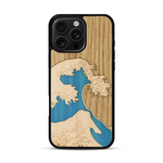Coque de protection en bois véritable fabriquée en France pour  alliant plusieurs essences de bois pour représenter la célèbre grande vague de Kanagawa