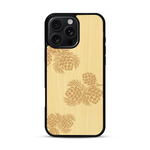 Coque de protection en bois véritable fabriquée en France pour  sur le thème de la nature des arbres avec un motif de gravure représentant des épines de sapin et des pommes de pin