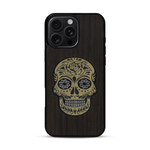 Coque de protection en bois véritable fabriquée en France pour  alliant du chêne fumé avec du métal argenté et doré représentant une tête de mort mexicaine sur le thème Dia de los Muertos
