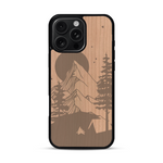 Coque de protection en bois véritable fabriquée en France pour  sur le thème du camping en pleine nature représentant une tente avec un feu de camp entouré de montagnes