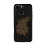 Coque de protection en bois véritable fabriquée en France pour  alliant du chêne fumé et du noyer représentant une tête de loup géométrique de profil sur le thème des animaux et de la nature