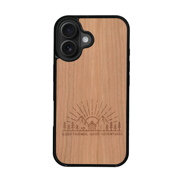 Coque de protection en bois véritable fabriquée en France pour iPhone 16 Plus sur le thème chill et nature avec un motif représentant un levé de soleil sur un paysage de montagne avec des sapins et un chalet et la phrase "Good friends, good adventure"