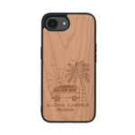 Coque de protection en bois véritable fabriquée en France pour iPhone 16e sur le thème de la plage, de l'été et vanlife.