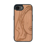 Coque de protection en bois véritable fabriquée en France pour iPhone 16e représentant une silhouette féminine épurée de type line art en collaboration avec l'artiste Maud Dabs