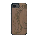 Coque de protection en bois véritable fabriquée en France pour iPhone 16e représentant une silhouette féminine épurée de type line art en collaboration avec l'artiste Maud Dabs
