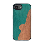 Coque de protection en bois véritable fabriquée en France pour iPhone 16e alliant plusieurs essences de bois pour représenter une plage paradisiaque
