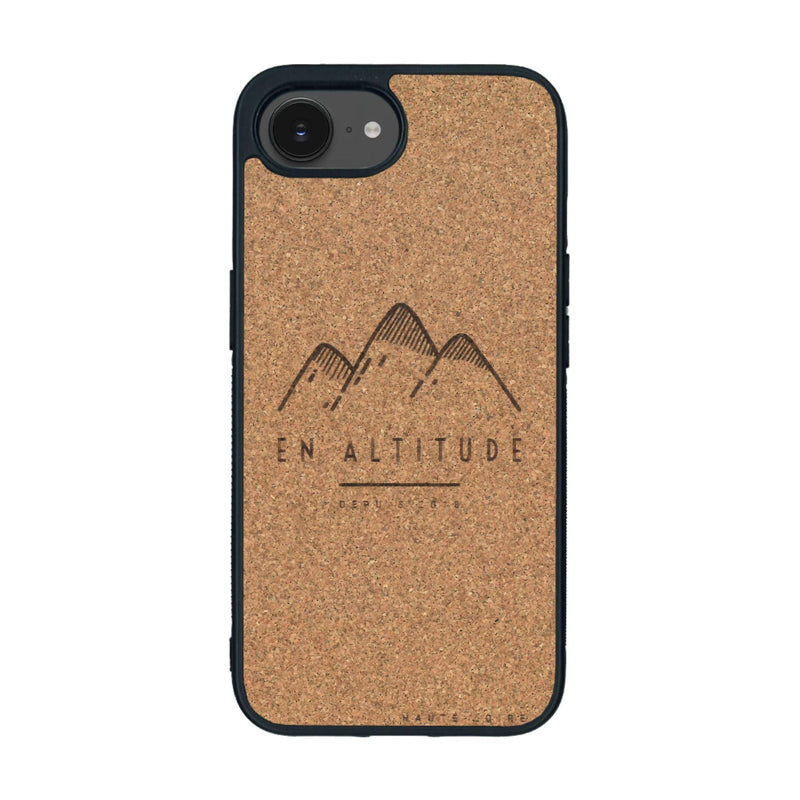 Coque de protection en bois véritable fabriquée en France pour iPhone 16e représentant des montagnes, sur le thème de la randonnée en pleine nature et du trail