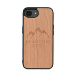 Coque de protection en bois véritable fabriquée en France pour iPhone 16e représentant des montagnes, sur le thème de la randonnée en pleine nature et du trail