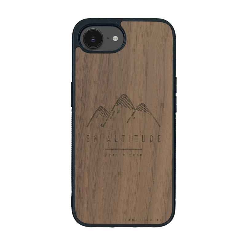 Coque de protection en bois véritable fabriquée en France pour iPhone 16e représentant des montagnes, sur le thème de la randonnée en pleine nature et du trail