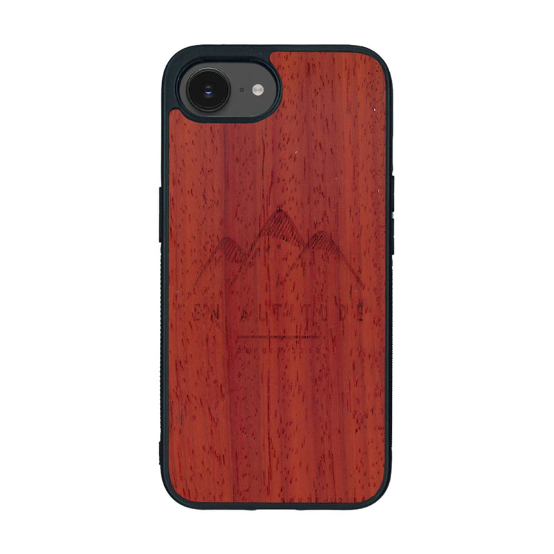 Coque de protection en bois véritable fabriquée en France pour iPhone 16e représentant des montagnes, sur le thème de la randonnée en pleine nature et du trail