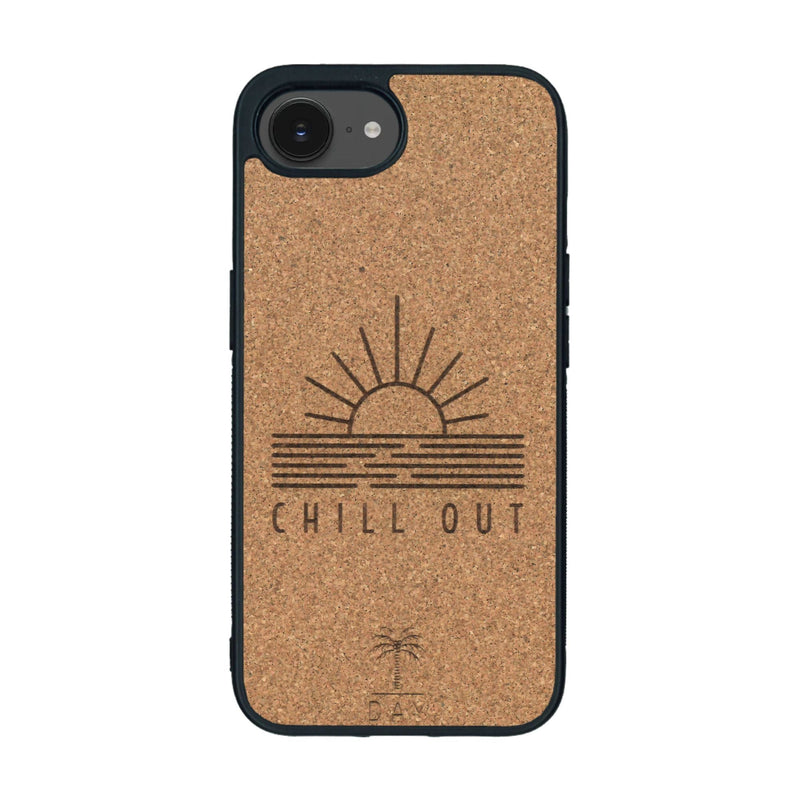 Coque de protection en bois véritable fabriquée en France pour iPhone 16e sur le thème chill avec un motif représentant un couché de soleil sur l'océan et la phrase "Chill out"