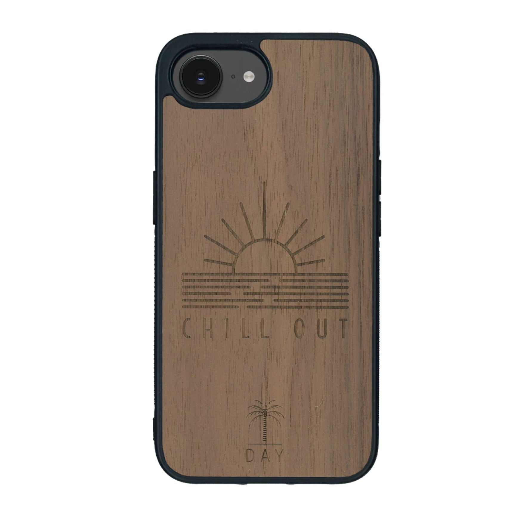 Coque de protection en bois véritable fabriquée en France pour iPhone 16e sur le thème chill avec un motif représentant un couché de soleil sur l'océan et la phrase "Chill out"