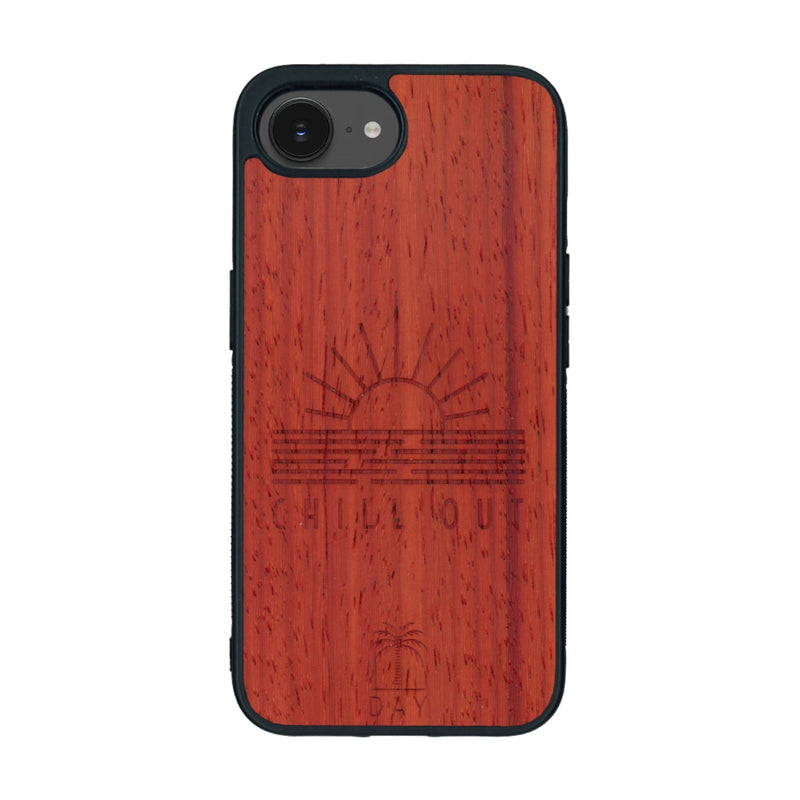 Coque de protection en bois véritable fabriquée en France pour iPhone 16e sur le thème chill avec un motif représentant un couché de soleil sur l'océan et la phrase "Chill out"