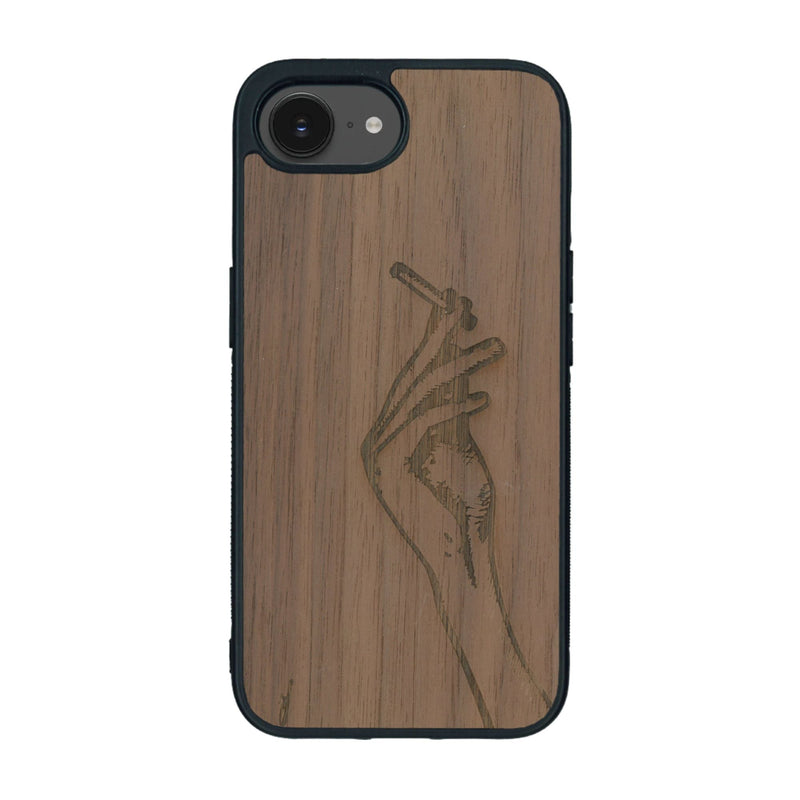 Coque de protection en bois véritable fabriquée en France pour iPhone 16e représentant une main de femme tenant une cigarette de type line art en collaboration avec l'artiste Maud Dabs