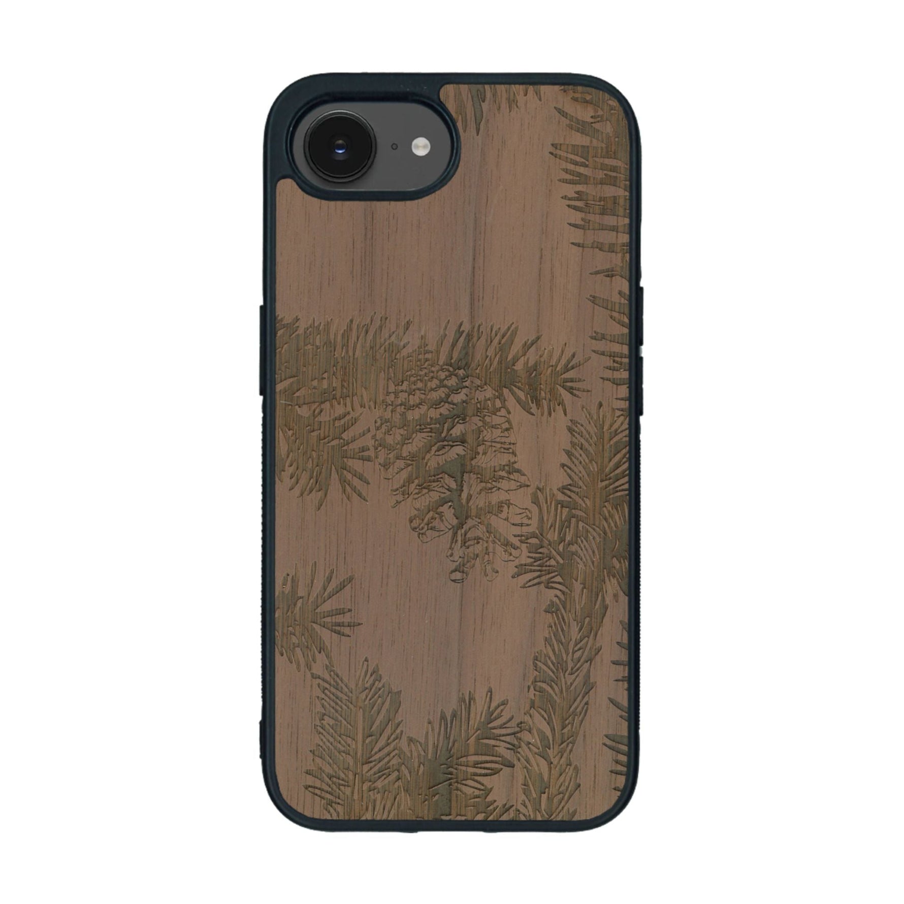 Coque de protection en bois véritable fabriquée en France pour iPhone 16e sur le thème de la nature des arbres avec un motif de gravure représentant des épines de sapin et des pommes de pin