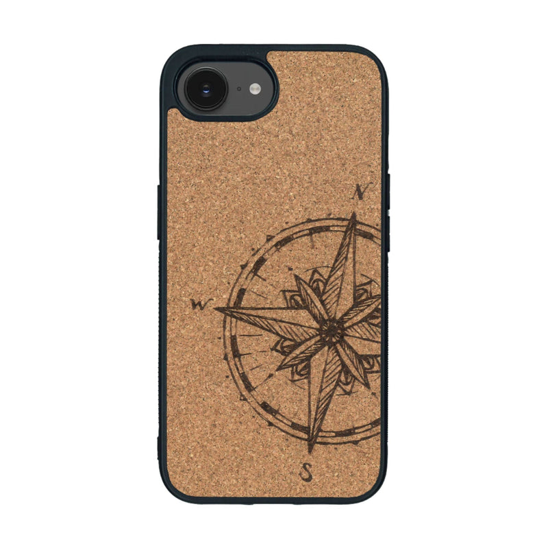 Coque de protection en bois véritable fabriquée en France pour iPhone 16e avec une gravure "rose des vents" sur le thème nautique et de l'océan qui s'inspire des boussoles de pirate