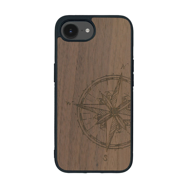 Coque de protection en bois véritable fabriquée en France pour iPhone 16e avec une gravure "rose des vents" sur le thème nautique et de l'océan qui s'inspire des boussoles de pirate