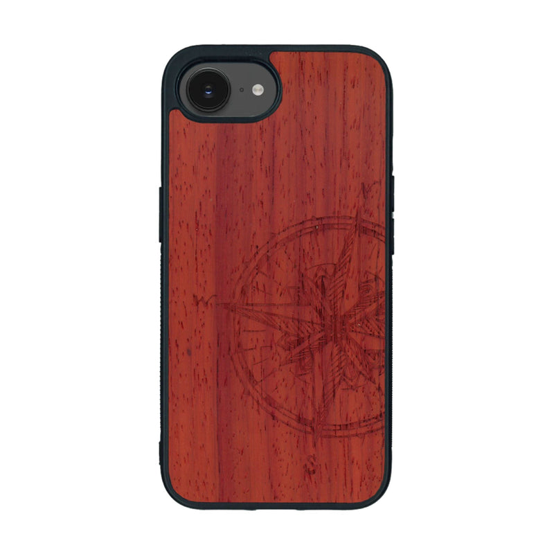 Coque de protection en bois véritable fabriquée en France pour iPhone 16e avec une gravure "rose des vents" sur le thème nautique et de l'océan qui s'inspire des boussoles de pirate