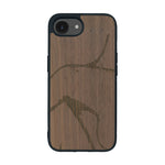 Coque de protection en bois véritable fabriquée en France pour iPhone 16e représentant une silhouette féminine dessinée à la main par l'artiste Maud Dabs