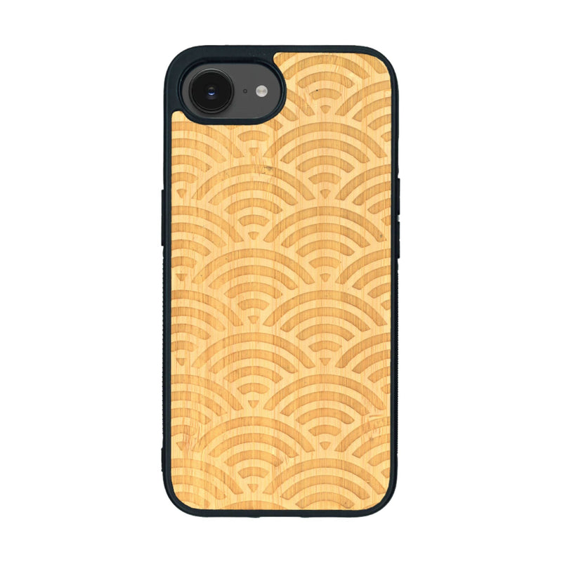 Coque de protection en bois véritable fabriquée en France pour iPhone 16e baptisée "La Sinjak" avec un motif de gravure abstrait représentant la répétition d'un symbole wifi