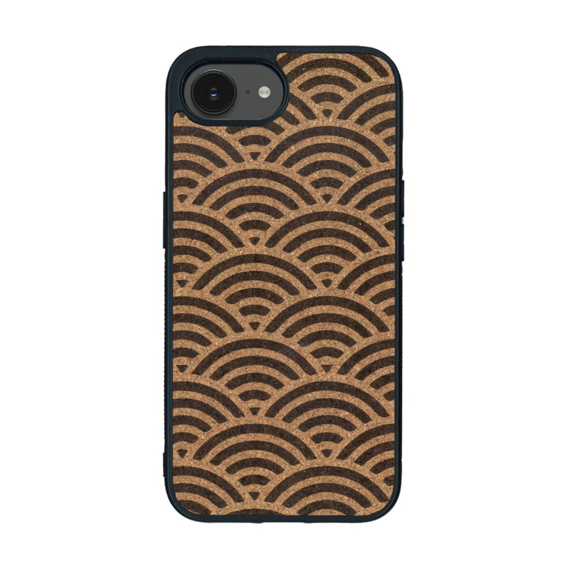 Coque de protection en bois véritable fabriquée en France pour iPhone 16e baptisée "La Sinjak" avec un motif de gravure abstrait représentant la répétition d'un symbole wifi