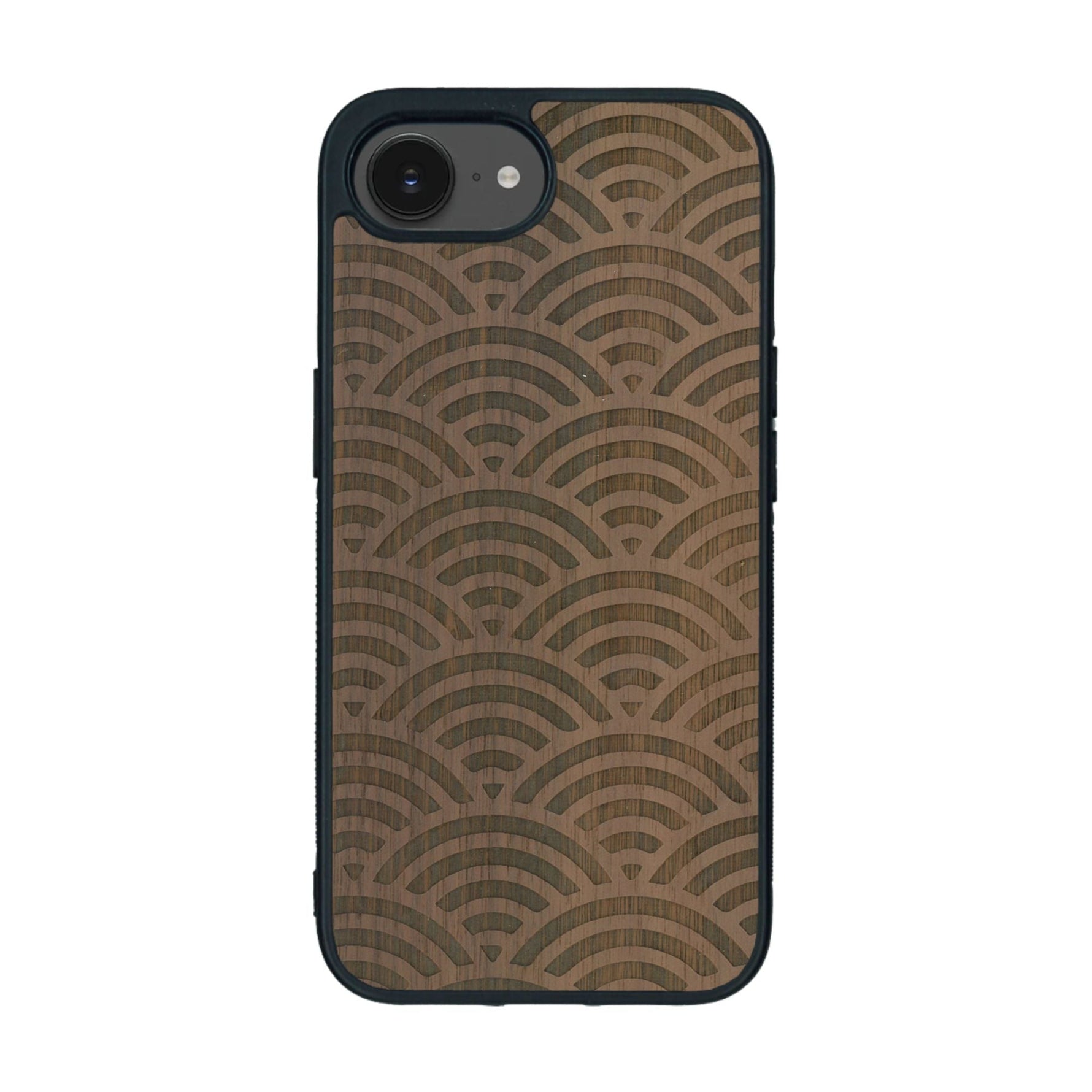 Coque de protection en bois véritable fabriquée en France pour iPhone 16e baptisée "La Sinjak" avec un motif de gravure abstrait représentant la répétition d'un symbole wifi