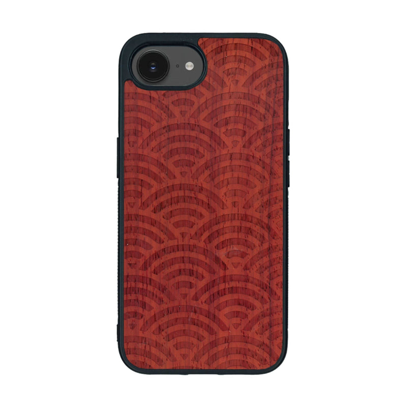 Coque de protection en bois véritable fabriquée en France pour iPhone 16e baptisée "La Sinjak" avec un motif de gravure abstrait représentant la répétition d'un symbole wifi