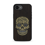 Coque de protection en bois véritable fabriquée en France pour  alliant du chêne fumé avec du métal argenté et doré représentant une tête de mort mexicaine sur le thème Dia de los Muertos