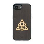 Coque de protection en bois véritable fabriquée en France pour iPhone 16e alliant du chêne fumé et du bambou représentant une triquetra