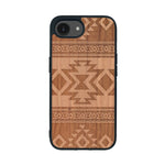 Coque de protection en bois véritable fabriquée en France pour iPhone 16e avec des motifs géométriques s'inspirant des temples aztèques, mayas et incas