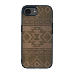 Coque de protection en bois véritable fabriquée en France pour iPhone 16e avec des motifs géométriques s'inspirant des temples aztèques, mayas et incas