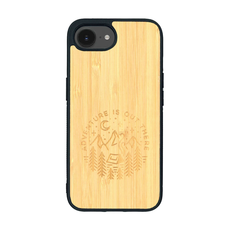 Coque de protection en bois véritable fabriquée en France pour iPhone 16e sur le thème du camping en pleine nature et du bivouac avec la phrase "Aventure is out there"