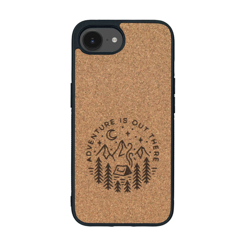 Coque de protection en bois véritable fabriquée en France pour iPhone 16e sur le thème du camping en pleine nature et du bivouac avec la phrase "Aventure is out there"