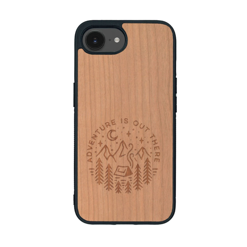 Coque de protection en bois véritable fabriquée en France pour iPhone 16e sur le thème du camping en pleine nature et du bivouac avec la phrase "Aventure is out there"