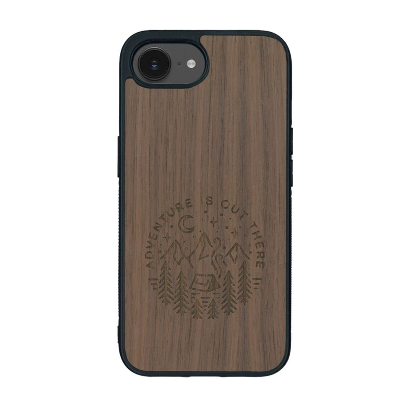 Coque de protection en bois véritable fabriquée en France pour iPhone 16e sur le thème du camping en pleine nature et du bivouac avec la phrase "Aventure is out there"