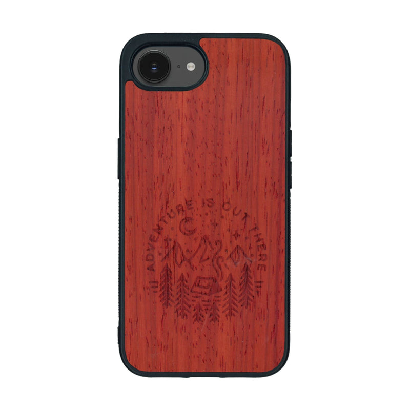 Coque de protection en bois véritable fabriquée en France pour iPhone 16e sur le thème du camping en pleine nature et du bivouac avec la phrase "Aventure is out there"