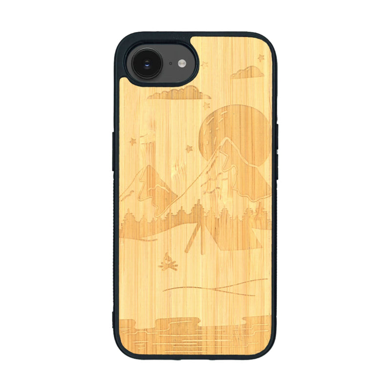 Coque de protection en bois véritable fabriquée en France pour iPhone 16e sur le thème du camping en pleine nature représentant une tente avec un feu de camp entouré de montagnes