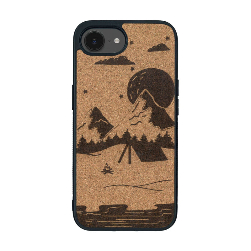 Coque de protection en bois véritable fabriquée en France pour iPhone 16e sur le thème du camping en pleine nature représentant une tente avec un feu de camp entouré de montagnes
