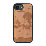 Coque de protection en bois véritable fabriquée en France pour iPhone 16e sur le thème du camping en pleine nature représentant une tente avec un feu de camp entouré de montagnes