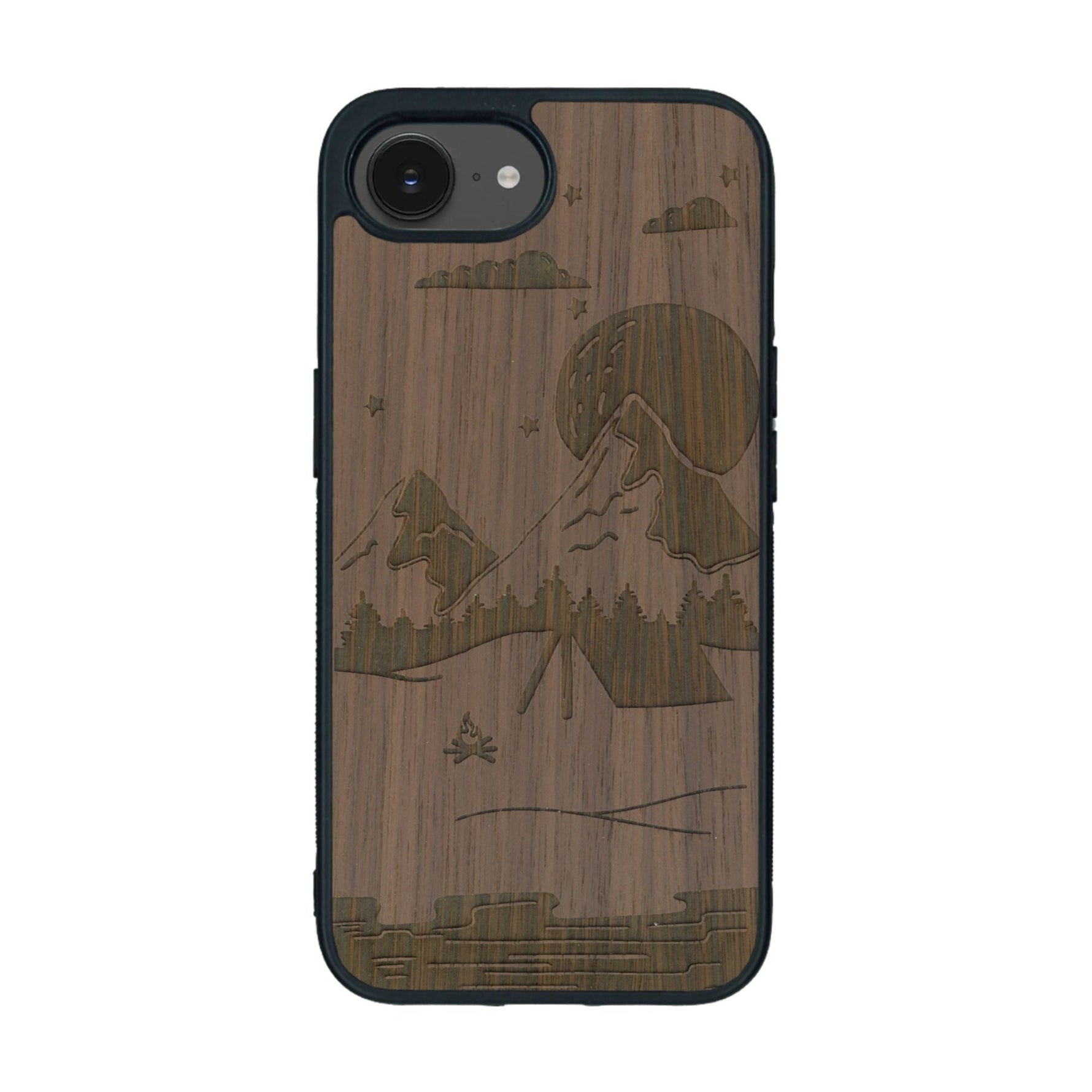 Coque de protection en bois véritable fabriquée en France pour iPhone 16e sur le thème du camping en pleine nature représentant une tente avec un feu de camp entouré de montagnes