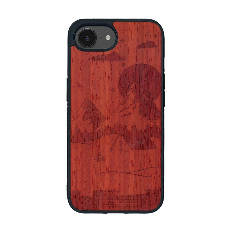 Coque de protection en bois véritable fabriquée en France pour iPhone 16e sur le thème du camping en pleine nature représentant une tente avec un feu de camp entouré de montagnes