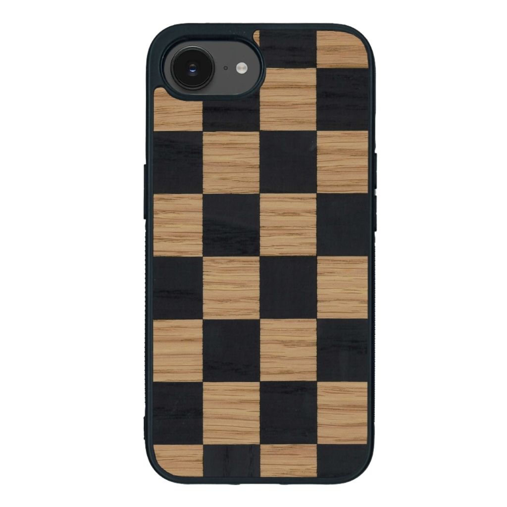 Coque de protection en bois véritable fabriquée en France pour iPhone 16e alliant plusieurs essences de bois pour représenter un damier