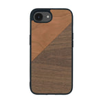 Coque de protection en bois véritable fabriquée en France pour iPhone 16e alliant du merisier et du noyer formant chacun un triangle avec une jointure en diagonale sur le thème de l'art abstrait