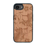 Coque de protection en bois véritable fabriquée en France pour iPhone 16e sur le thème de la nature et des animaux représentant un flamant rose entre des fougères