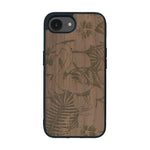 Coque de protection en bois véritable fabriquée en France pour iPhone 16e sur le thème de la nature et des animaux représentant un flamant rose entre des fougères