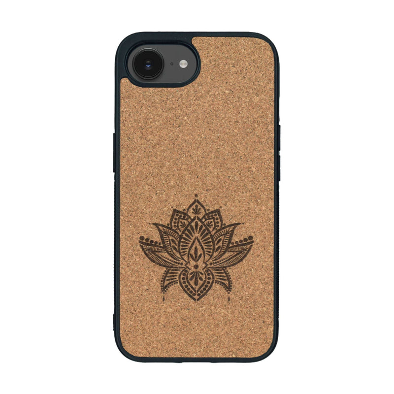 Coque de protection en bois véritable fabriquée en France pour iPhone 16e sur le thème de la nature et du yoga avec une gravure zen représentant une fleur de lotus