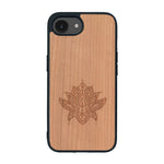 Coque de protection en bois véritable fabriquée en France pour iPhone 16e sur le thème de la nature et du yoga avec une gravure zen représentant une fleur de lotus