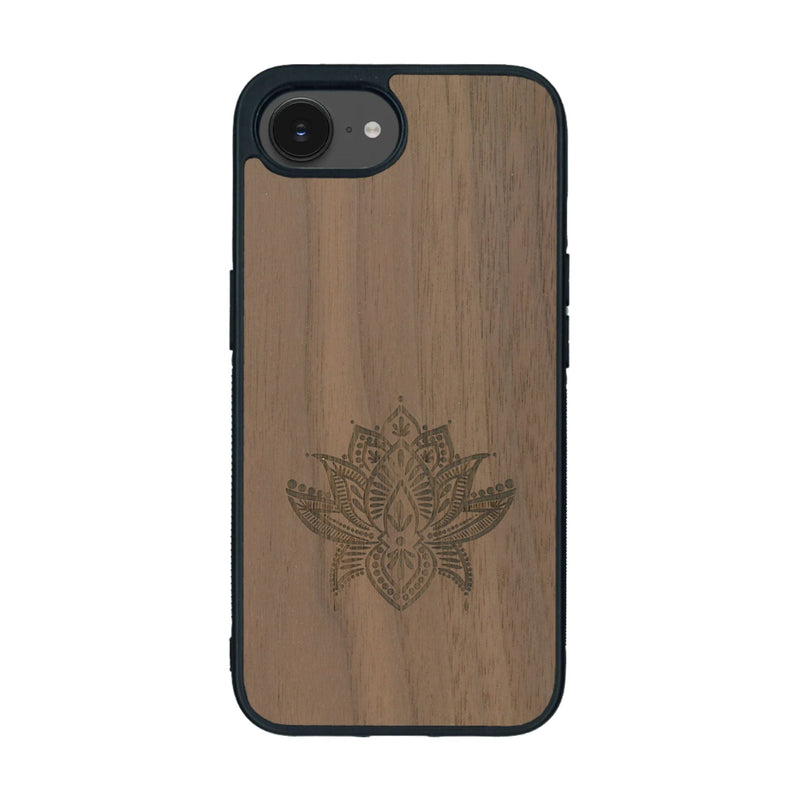 Coque de protection en bois véritable fabriquée en France pour iPhone 16e sur le thème de la nature et du yoga avec une gravure zen représentant une fleur de lotus